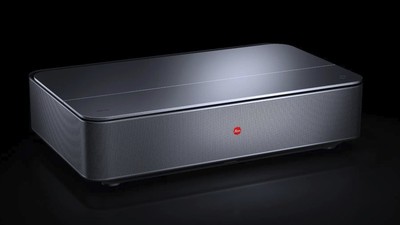 Leica uvádí laserový projektor Cine 1 s ultra krátkou projekční vzdáleností